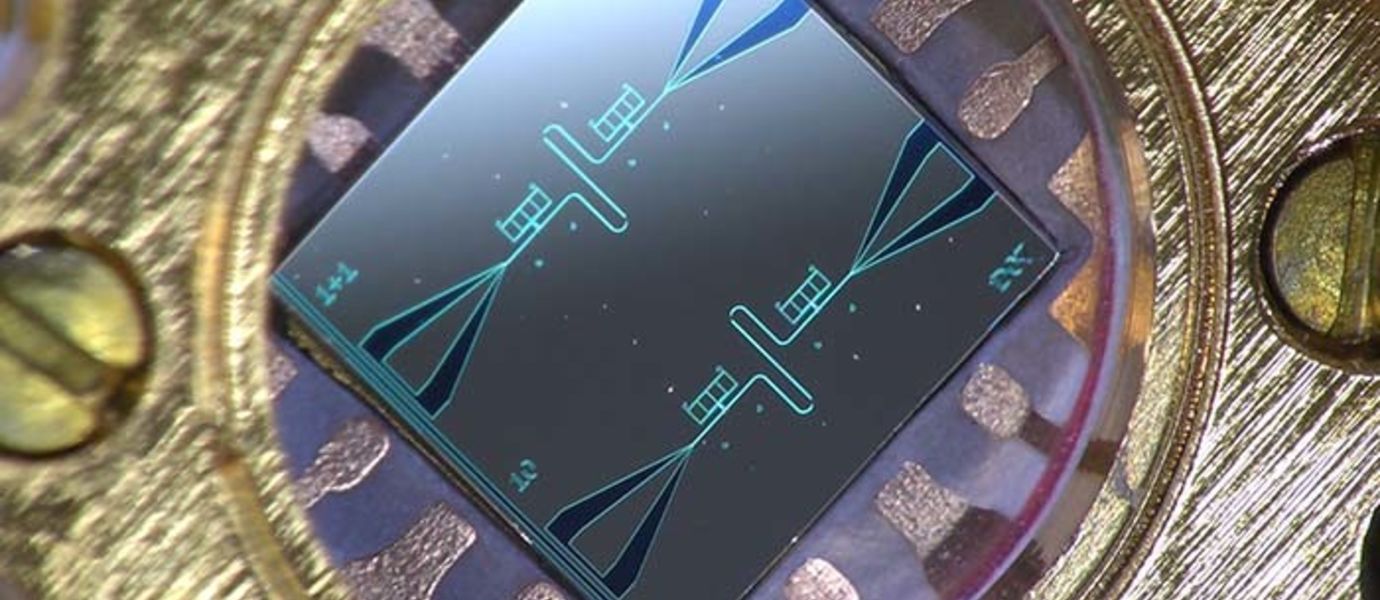 Photo of the centimeter-sized silicon chip, which has two parallel superconducting oscillators and the quantum-circuit refrigerators connected to them. Photo: Kuan Yen Tan