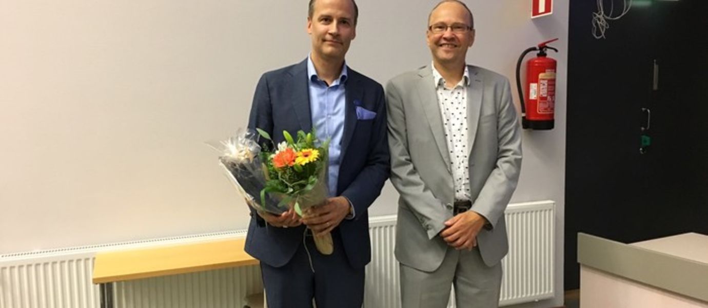 Alumnus of the Year, Niklas von Weymarn. The award was presented by Dean Janne Laine. (Photo: Helena Seppälä)
