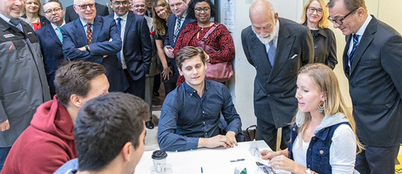 Aallon opiskelijat esittelivät Design Factorylla ryhmätyötään Kentin prinssi Michaelille. Oikealla vararehtori Hannu Seristö.
