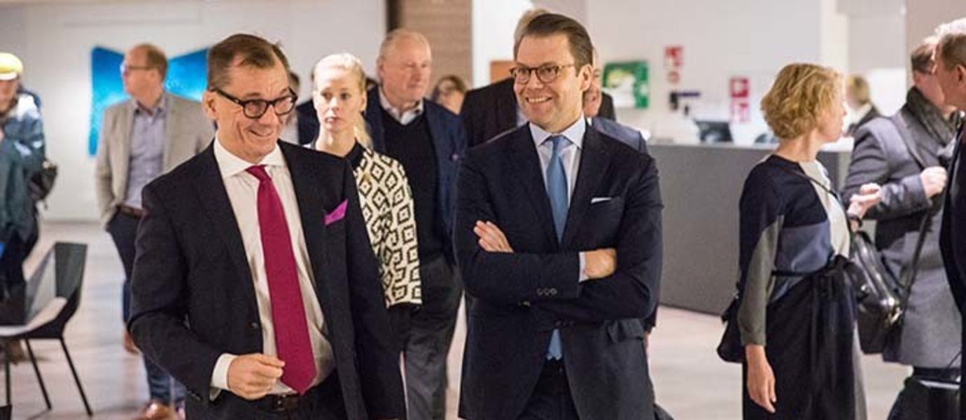 Prinssin vastaanottivat vararehtorit Hannu Seristö ja Anna Valtonen. Vierailu alkoi Aalto-yliopiston uudesta päärakennuksesta Dipolista.