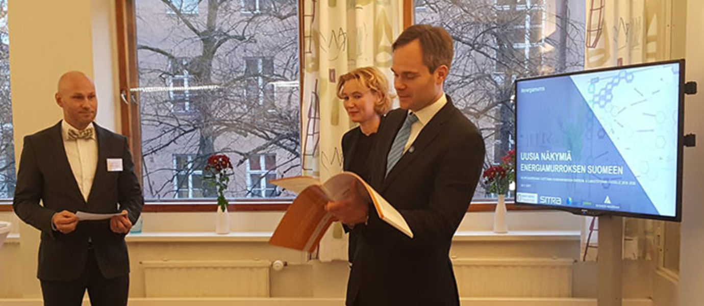 The report, titled New Perspectives on Finland's Energy Transition, in which experts propose a full renovation of the energy sector, was received and promptly commented on by Minister for Foreign Trade and Development Kai Mykkänen (on the right). Professor Sampsa Hyysalo (on the left) and Director Mari Pantsar from Sitra.