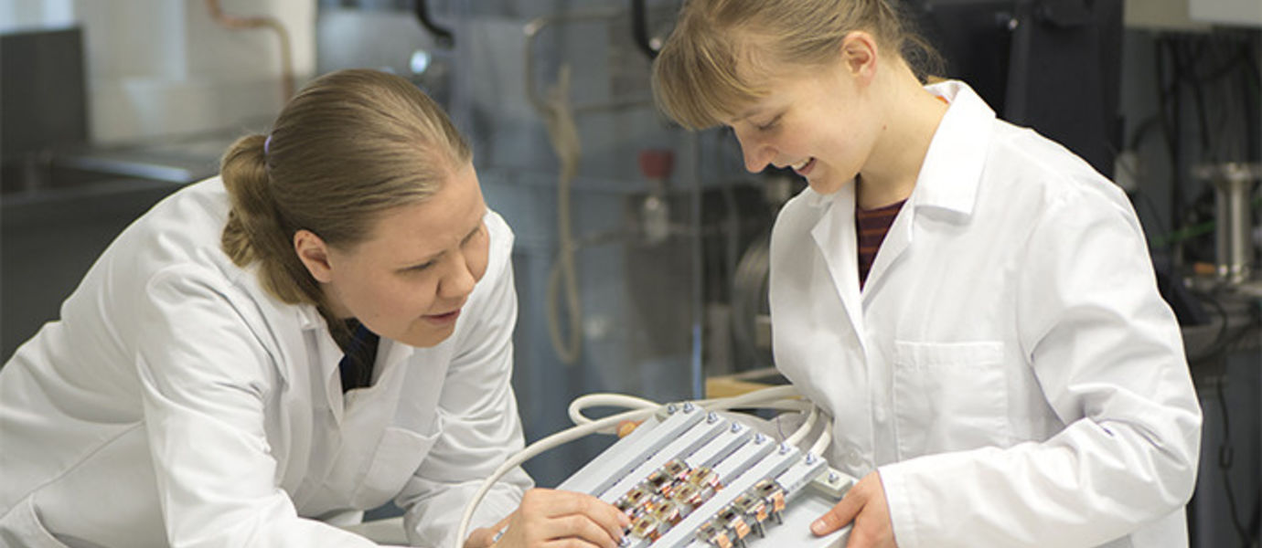 Kati Miettunen (l.) and Armi Tiihonen (r.) examine new dye-sensitised solar cells. Picture: Valeriya Azovskaya, Aalto Materials Platform.