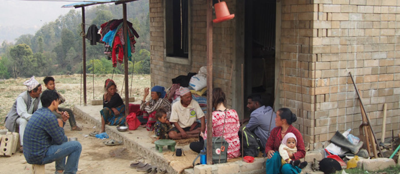 Nepali-tiimi haastatteli paikallisia asukkaita Dhungentarin kylässä, missä korjataan edelleen vuoden 2015 maanjäristyksen tuhoja. Kuva: Martina Dahm