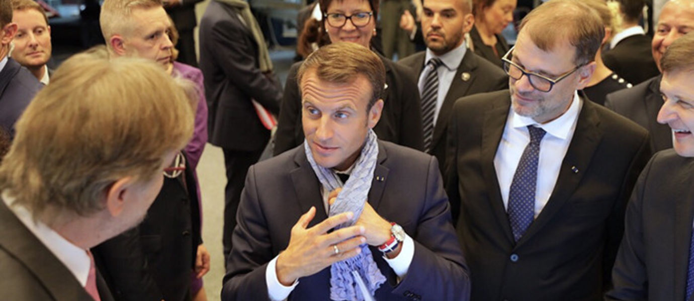President Macron received a scarf made from old jeans with Ioncell-F technology. Photo: Aalto University/Mikko Raskinen