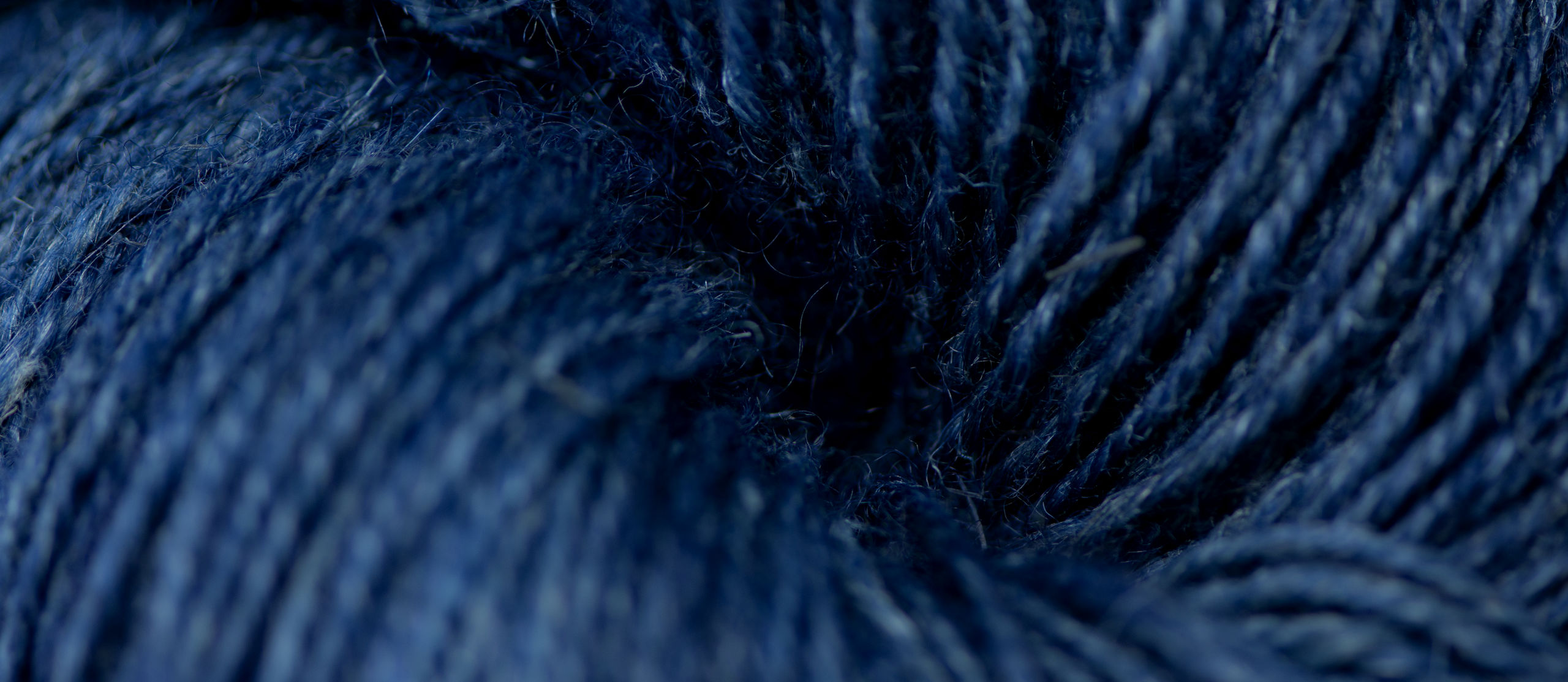 A yarn dyed with woad_photo Valeria Azovskaya