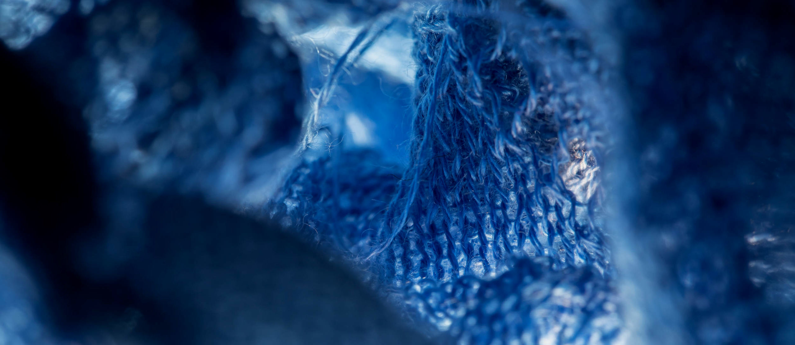 Ioncell-materiaalia sinisessä kudotunomaisessa materiaalissa tai kankaassa