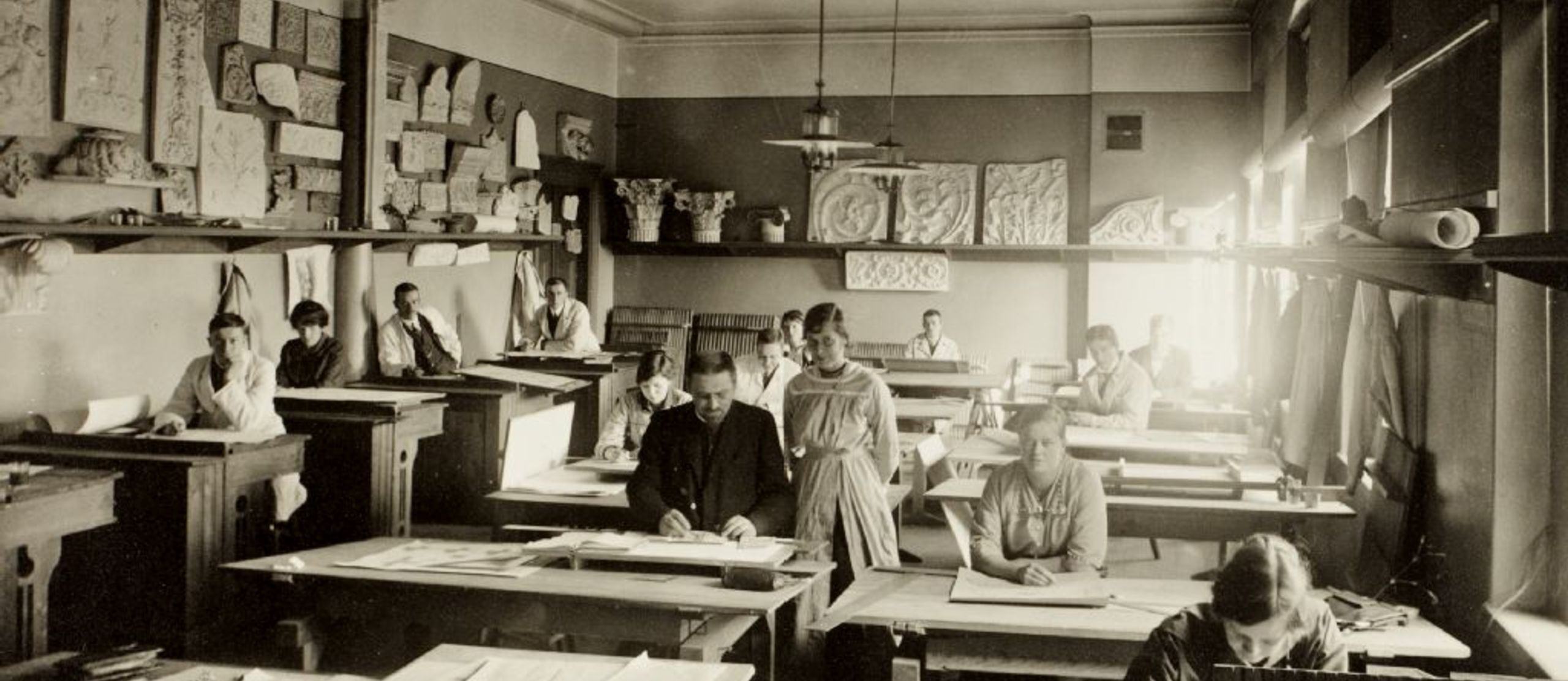 1920 Oppilaita veistoluokassa, keskellä opettaja pulpetin ääressä. Gustaf Nyströmin kokoelma, Aalto-yliopiston arkisto, Finna