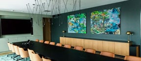 Kauppakorkeakoulun istuntosali, jonka seinällä Maiju Salmenkiven taulut