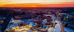 Ilmakuva Väreestä ja Kauppakorkeakoulusta. Taivas upean punakeltainen. Kuva: Aalto-yliopisto / Mika Huisman