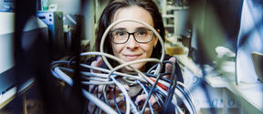 Professori Caterina Soldano pitelee käsissään sähköpiuhojen muodostamaa vyyhtiä. Kuva: Jaakko Kahilaniemi.