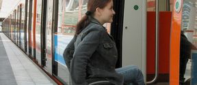 Pyörätuolilla liikkuva matkustaja siirtymässä metroon