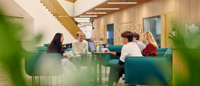 Opiskelijoita istumassa Kauppakorkeakoulun pohjakerroksessa