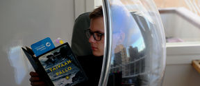Kuvassa Eero Kaarsalo lukee Finlandia-palkinnon voittanutta kirjaa. Kuvan otti Tiina Leppänen.