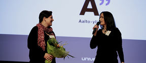 Specialist Annemari Rautio from the Career Services and Head of External Relations Jonna Söderholm from the School of Business received the special University of the Year award on behalf of Aalto University. Photo: Tage Rönnqvist