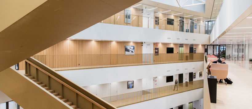 Kauppakorkeakoulun portaat, eri kerroksia ja käytäväperspektiiviä..