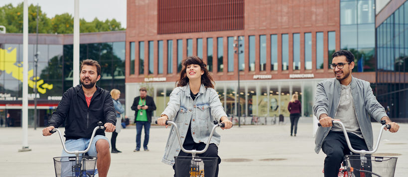 Aalto University / People cycling in front of A Block / photo: Unto Rautio 