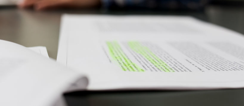 Paperi, jossa tekstiä ja osa tekstistä merkitty korostuskynällä. 