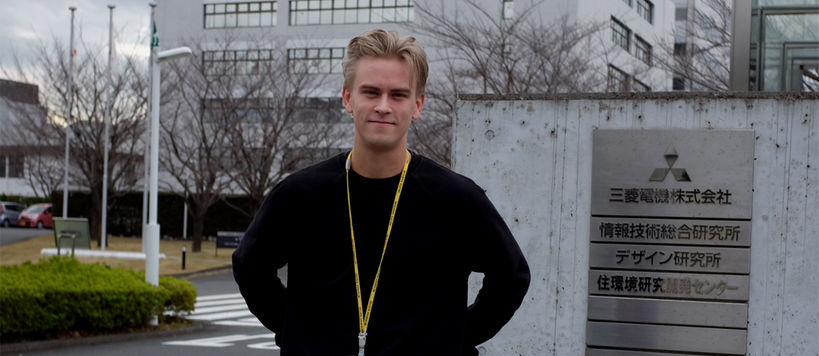 Janne Pärssinen seisoo Mitsubishi Electronicin rakennuksen edessä Japanissa.