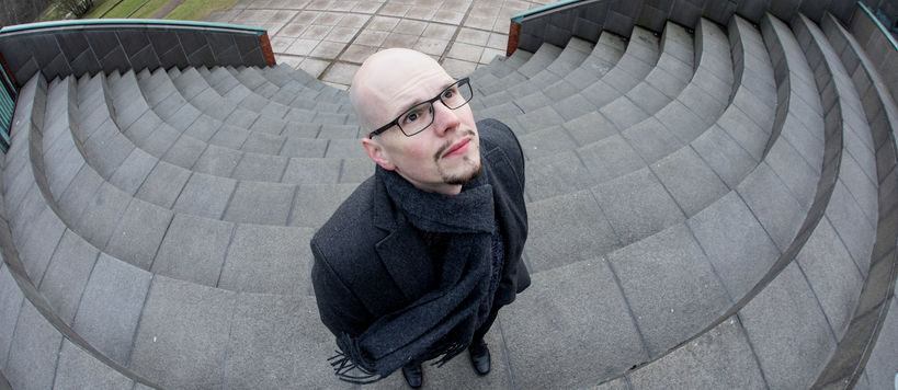 Joni Tammi katsoo taivaalle, kuva: Mikko Raskinen
