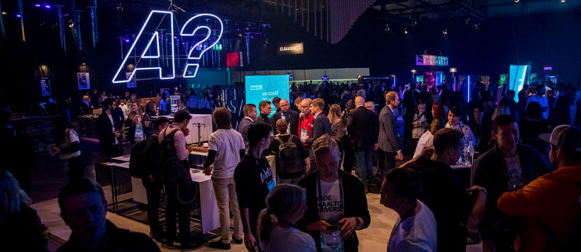 General image of people gathered at Slush startup event, photo by Mikko Raskinen