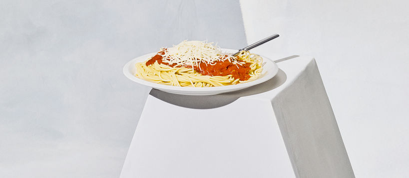 Kuvassa lautasellinen spagettia ja kastiketta.