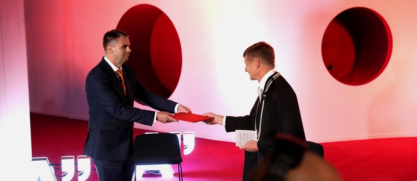 Visa Koivunen receives Aalto distinguished professor diploma from president Ilkka Niemelä