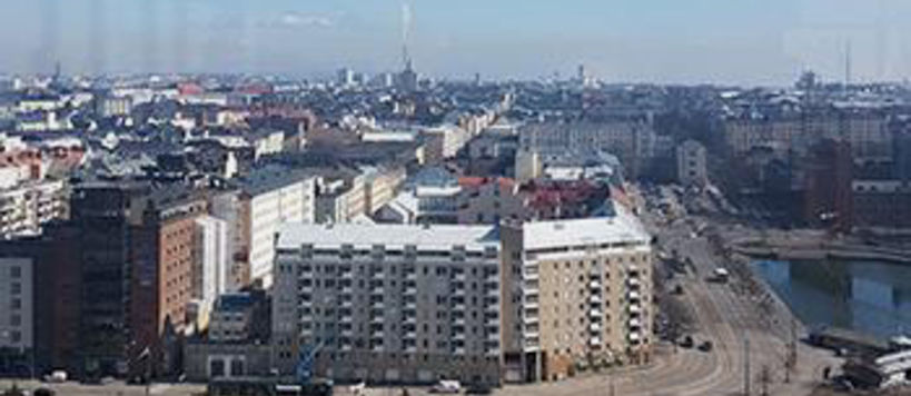 Korkealta (Hotelli Clarionista) otettu maisemakuva Helsingin Hietalahdesta, etualalla merta