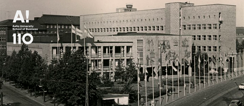 Kauppakorkeakoulun entinen päärakennus Töölössä Kauppis 110 -logolla