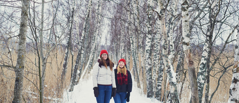 Students at Otaniemi campus in the winter and snow, photo by Unto Rautio