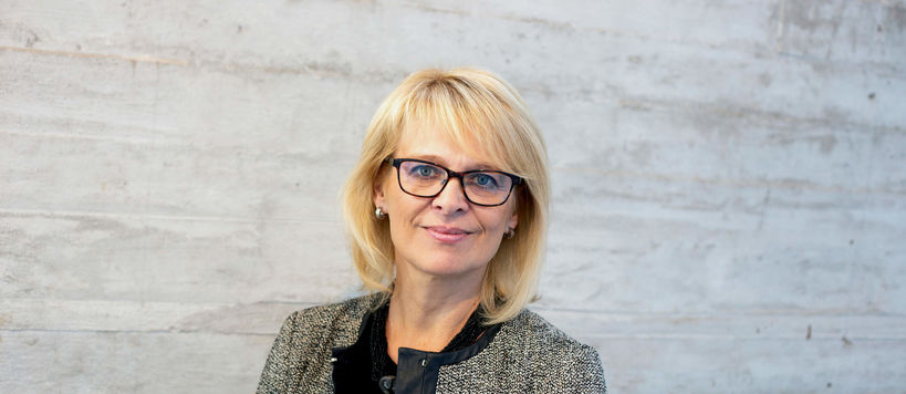 The photo shows Associate Dean of research and international cooperation Virpi Tuunainen, and the photo was taken by Mortti Saarnia. 