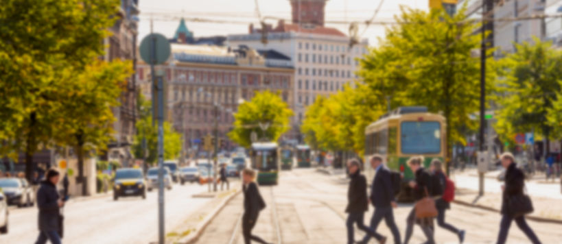 Sameassa kuvassa näkyy ihmisiä ylittämässä katua Helsingissä.