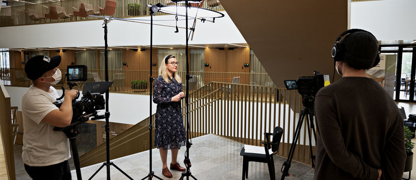 Hertta Vuorenmaa kuvataan useammalla videokameralla Aallon Kauppakorkeakoulun aulassa. 
