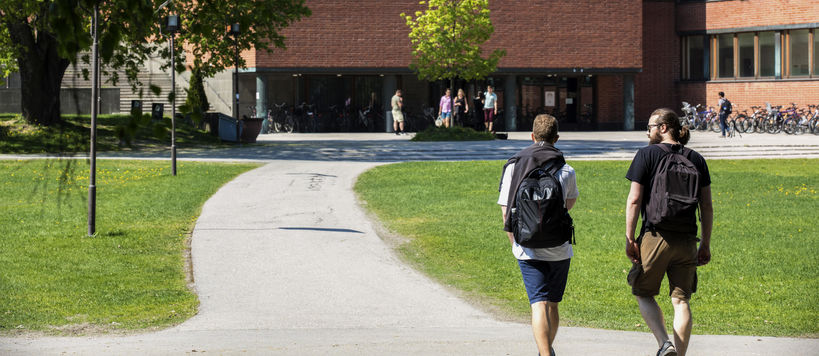 Kaksi henkilöä kävelemässä kohti Kandidaattikeskusta.
