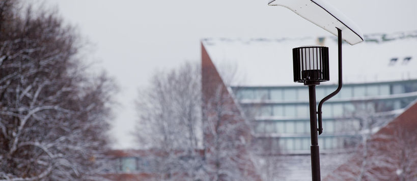 Lamp on Alvar Aallon aukio in the winter, Undergraduate Centre in the background