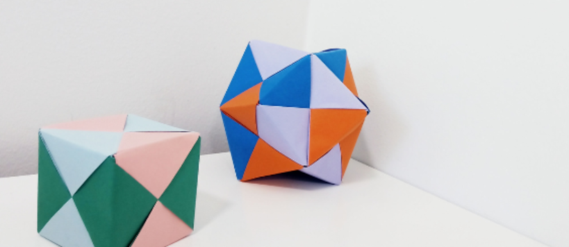 värikkäät origamikuutio ja tähtimäistetty oktaedri