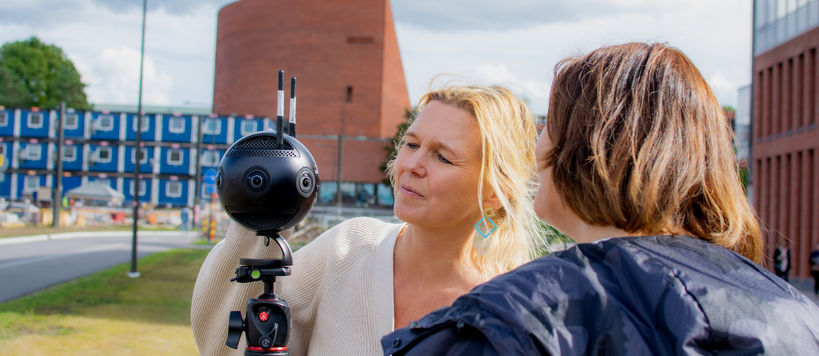 360 camera operated by Sofia Sevon and Taija Votkin_photo is taken by Valeria Azovskaya at Aalto campus in August 2022