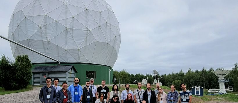YERAC-konferenssin osallistujat Metsähovin radio-observatoriossa.