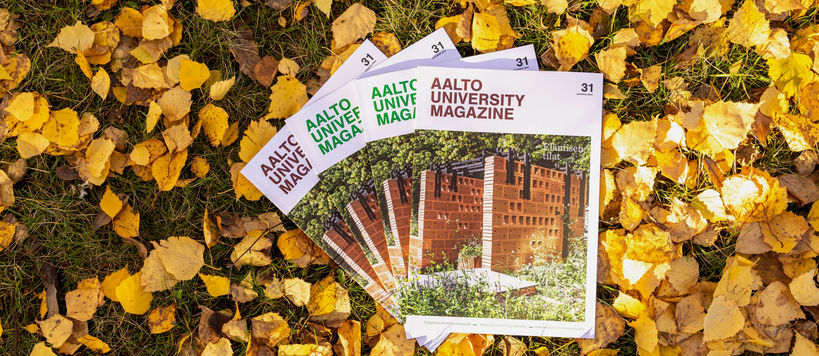Neljä kappaletta Magazinen uusinta numeroa kuvattuna syksyisellä nurmikolla keltaisten koivunlehtien päällä.