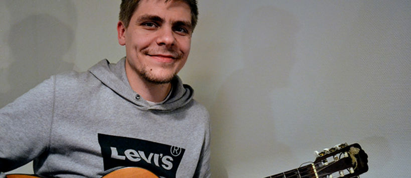 Vapaa-ajallaan Eero-Pekka soittaa kitaraa ja tuottaa musiikkia.