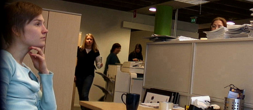Takala The Trainee (2008, videostill) -teoksessaan, joka ravisteli toimistotyöpaikan arkea. Piilokamerat tallensivat Deloitten työntekijöiden reaktioita Takalan epäsovinnaisiin työtapoihin, kun hän kahden työviikon jälkeen alkoi vain istua hiljaa tyhjän työpöydän ääressä. Kysyjille hän kertoi tekevänsä aivotyötä.