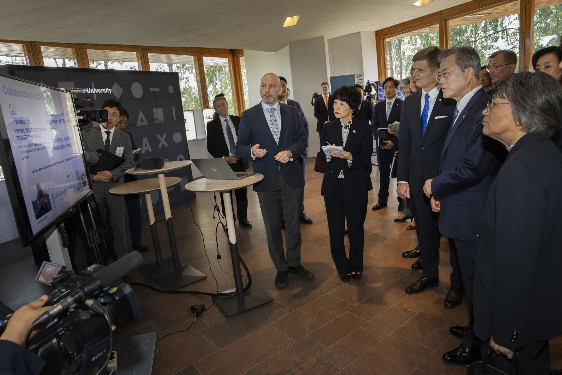 Professori Riku Jäntti (keskellä) kertoo Etelä-Korean presidentille (toinen oikealta) 5G-tutkimuksesta. Kuva: Heli Sorjonen / Aalto-yliopisto