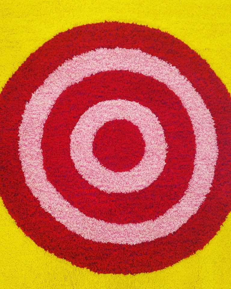 tekstiili, jossa on punaisia renkaita keltaisella pohjalla