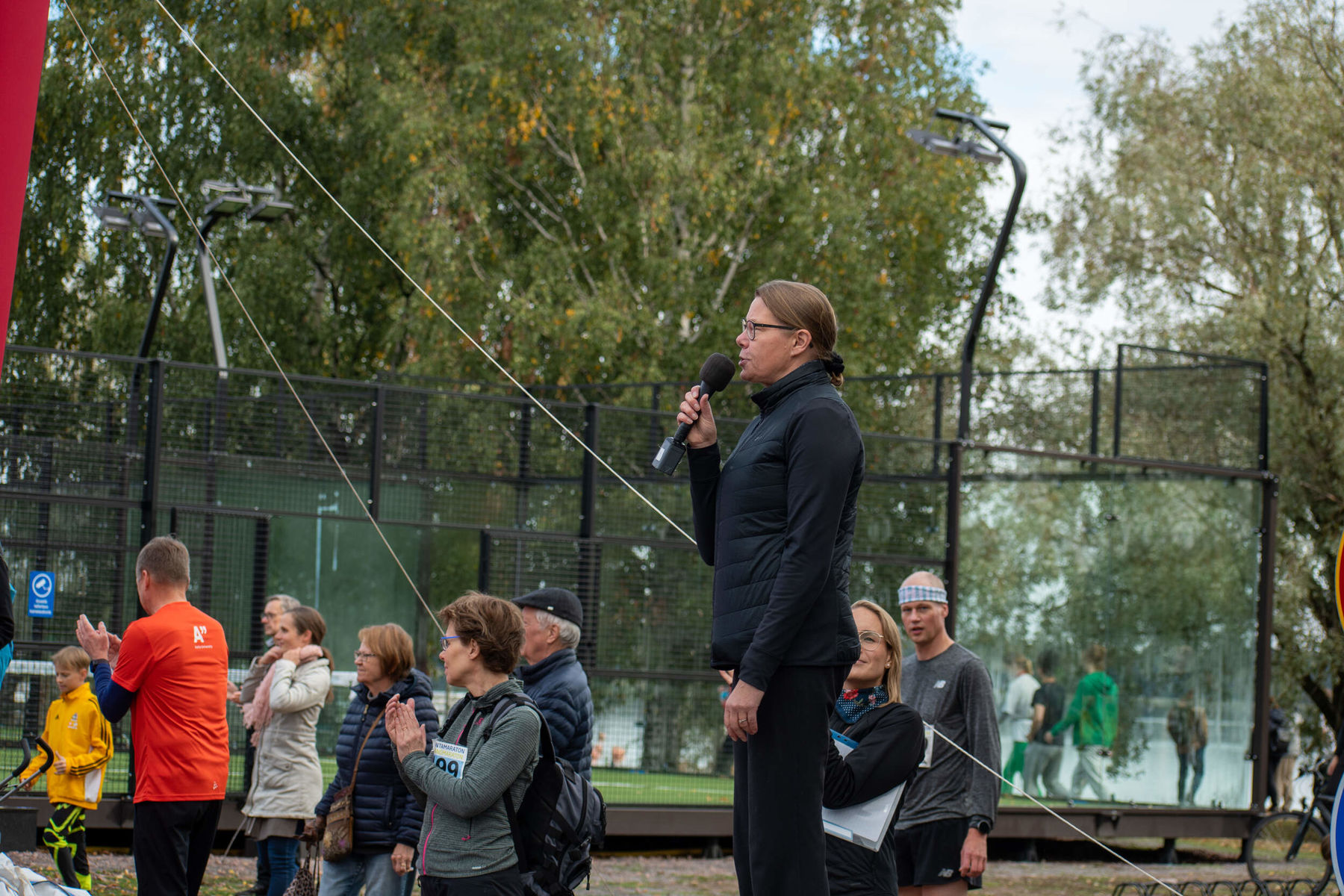 Aalto University provost talking to a microfone in Aalto 10K & 5K event in September 2022