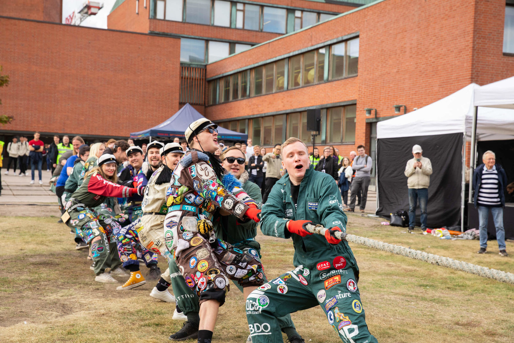 Students pulling a rope in tug-of-war in Aalto Party