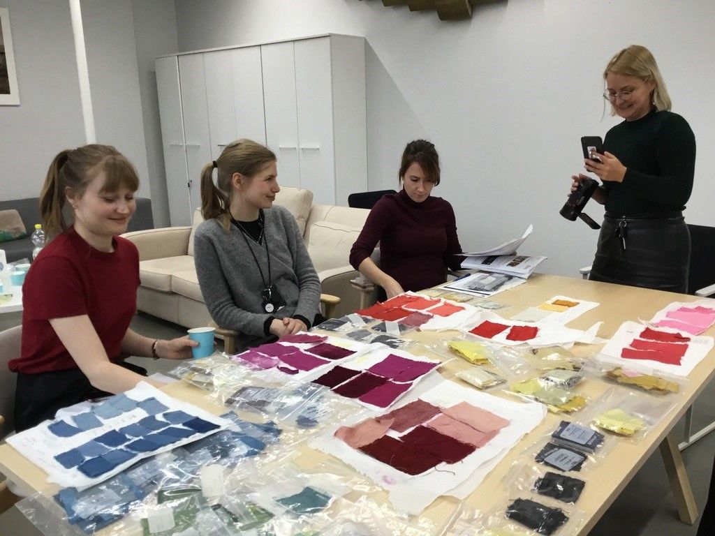 The working group is researching historical natural dyeing recipes, looking at several colour options on the table 