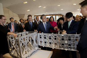 Etelä-Korean presidentti (keskellä) tutustuu ICEYE-yrityksen satelliittin prototyyppiin. Kuva: Heli Sorjonen / Aalto-yliopisto 