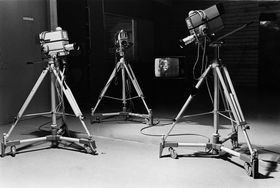 three kameras on tripods
