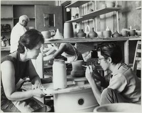 Kuvassa Kyllikki Salmenhaara tarkkailee opiskelijan työskentelyä keramiikkatyöpajassa