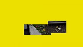 Keltainen tausta, jonka päälle on tuotu digitaalisesti kaksi kuvaa maahan heitetyistä keltaisista takeaway kupeista, jotka jätetty roskina maahan.