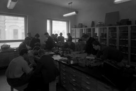 Chemistry Laboratory, 1949. Designed by Johan S. Siren the laboratory saved technical chemistry teaching from disaster. In 1947, mineralogy and geology were transferred to a new department. University of Technology. Photo: Aalto University Archives.